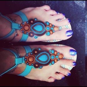 Does anyone know where I can buy these sandals?!